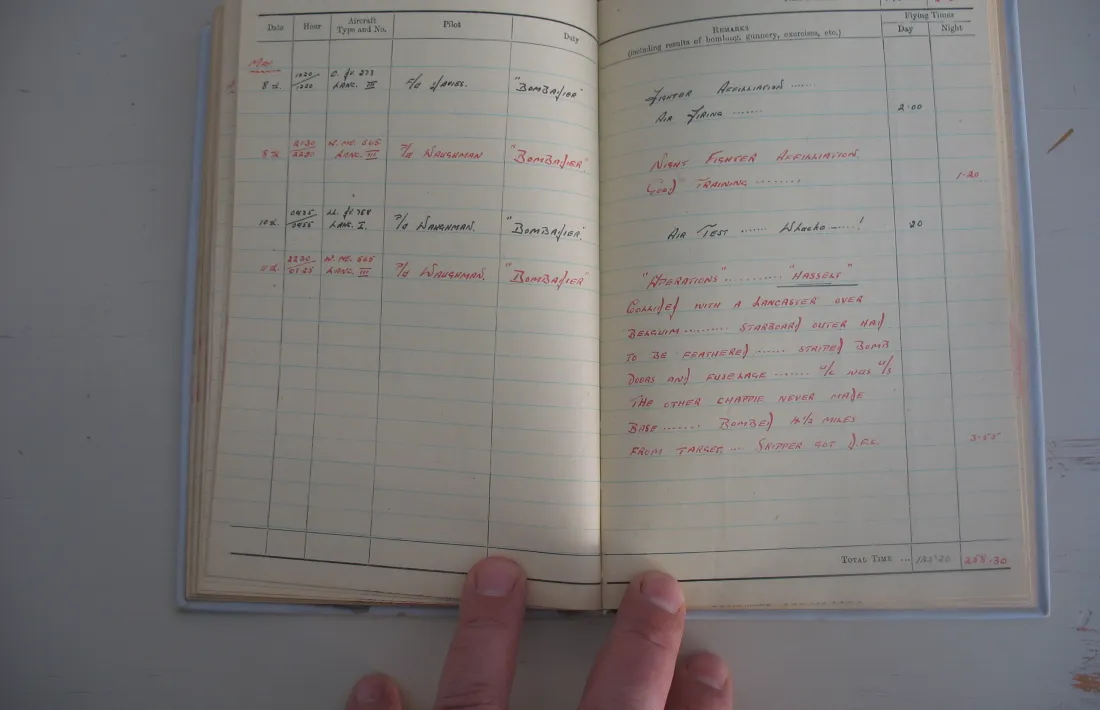 L'entrada del quadern de bitàcola de Norman corresponent a l'11 de maig del 1944: la missió sobre Hasselt: "Collided with a Lancaster over Belgium".