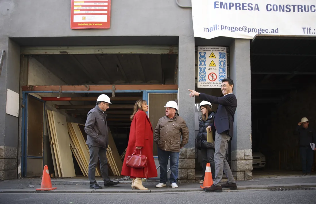 Un moment de la visita d'obres dels titulars d'Habitatge i Territori a Roureda de Sansa.