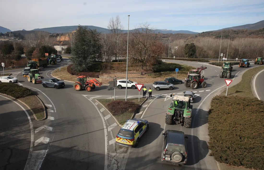 La mobilització ha ocmenat cap a les 11 a la rotonda de la Seu on conflueixen l’N-145, l’N-260 i la C-14. 