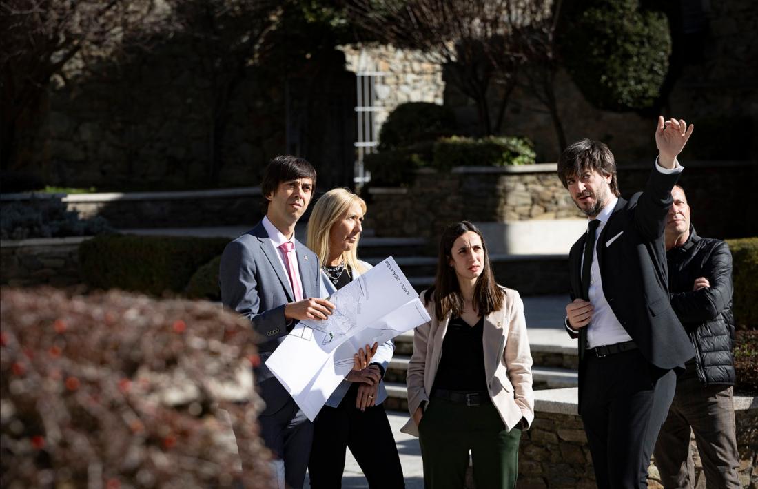 Els síndics mostren el projecte dels entorns de Casa de la Vall als cònsols