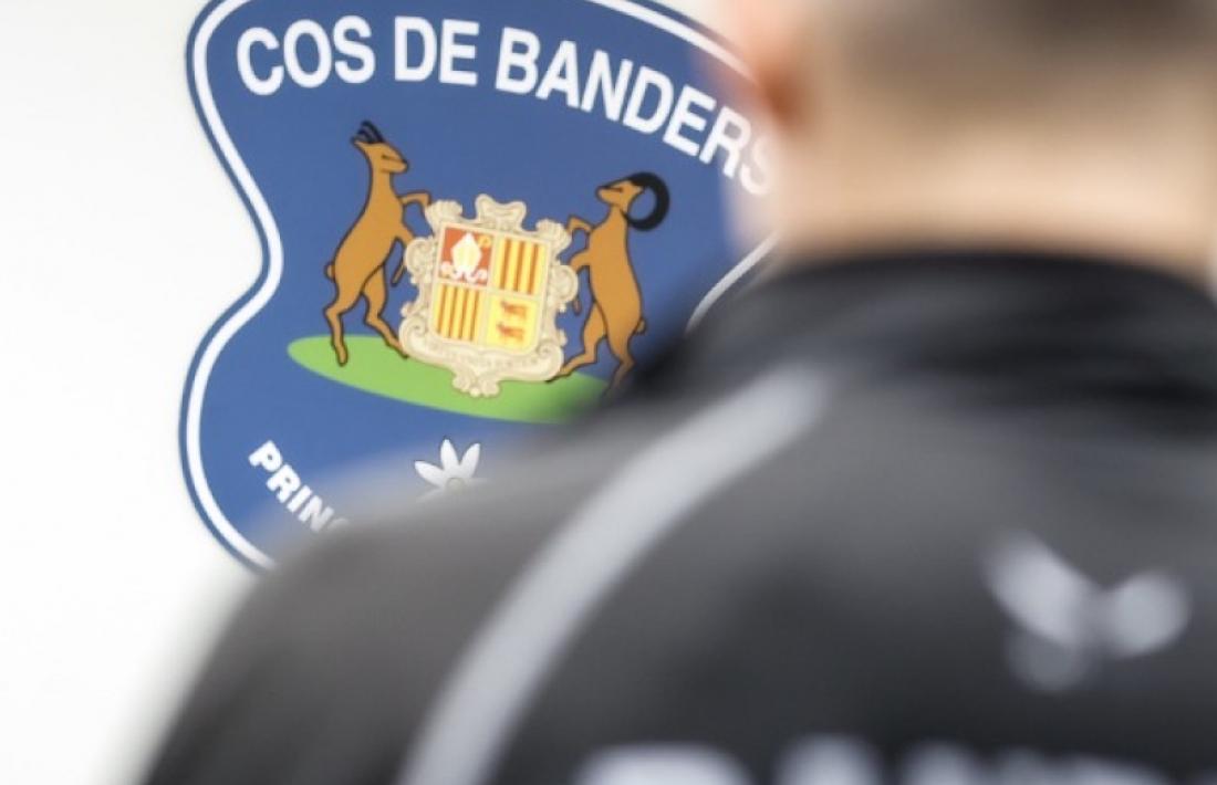 Un bander davant l'escut del cos.