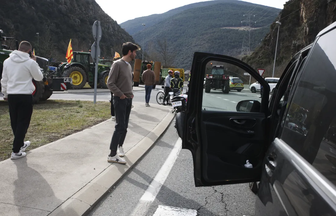Un cotxe amb la porta oberta sense poder circular a la frontera de la Farga de Moles.