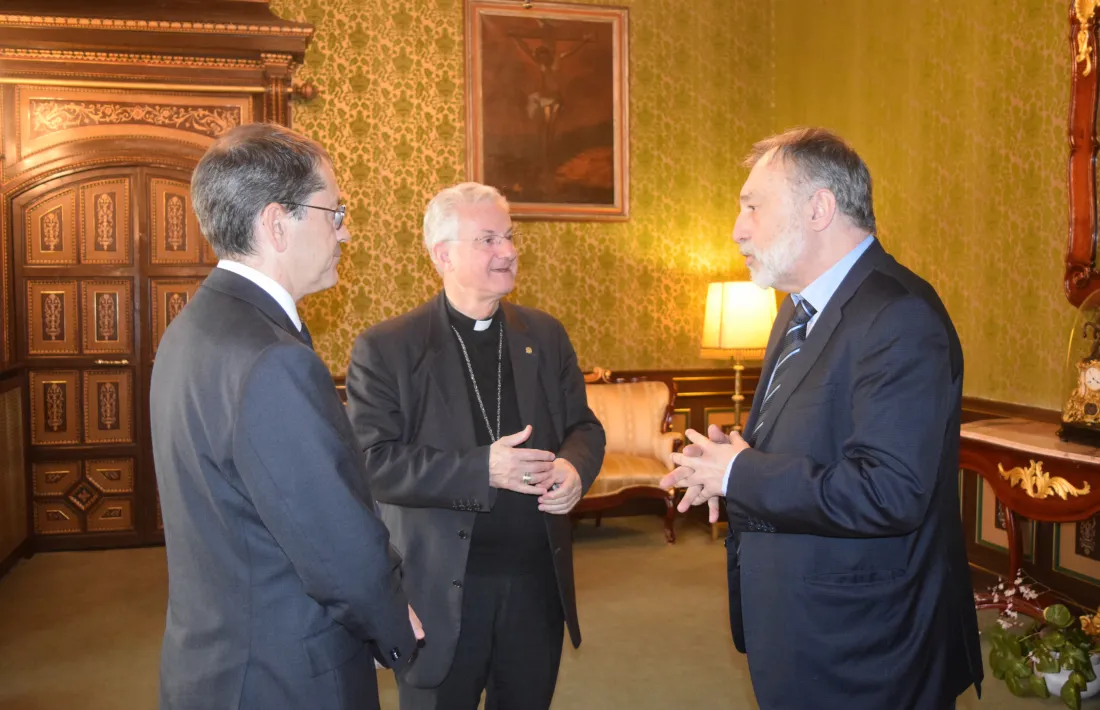 Un moment de la trobada de Vives i Vila al Palau Episcopal.