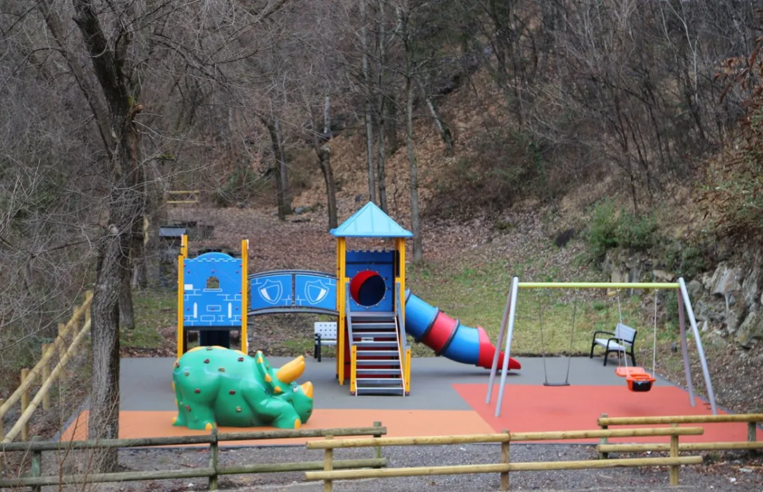 El nou parc infantil a l'entrada de Bixessarri.