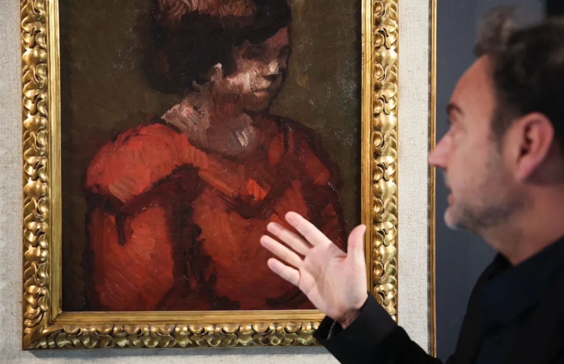 Teixidó observa ‘Nena amb vestit vermell’, la gitana de Nonell amb el preu de sortida més elevat de la subhasta: 400.000 euros.