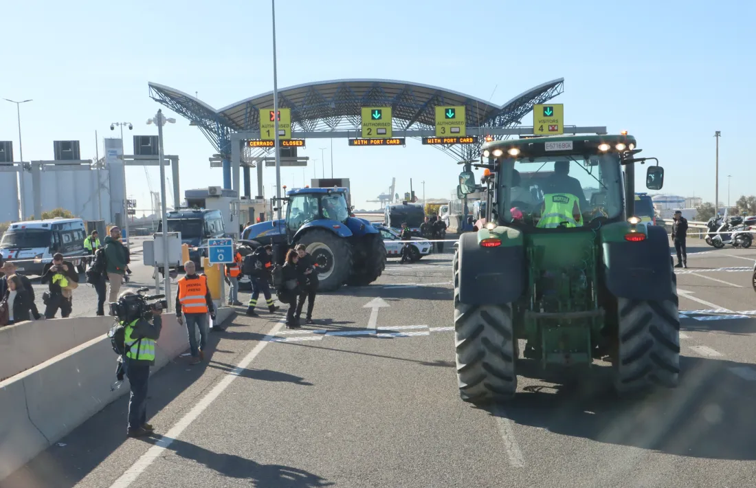 Els tractors van tallar l’accés de mercaderies del port de Tarragona.