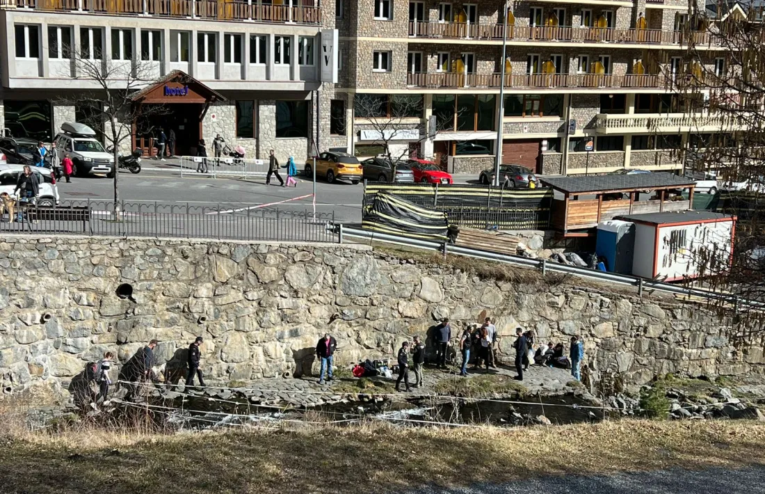 Els efectius del cos de seguretat treballant a la zona on ha estat localitzat l'home sense vida.