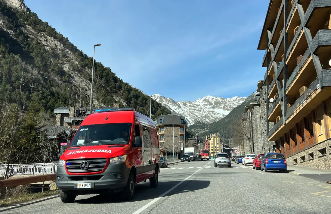 L'ambulància amb què s'ha traslladat el cos de l'home mort.