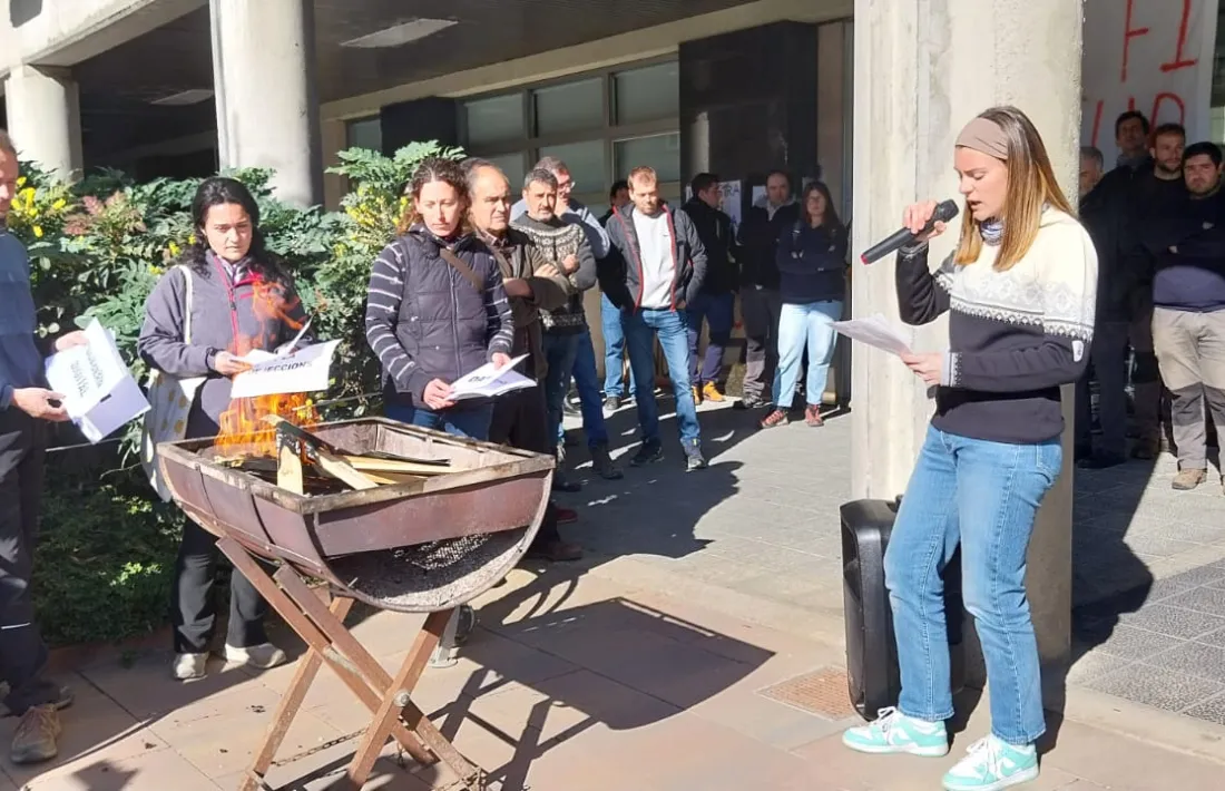 Lectura del manifest i crema simbòlica de paperam.