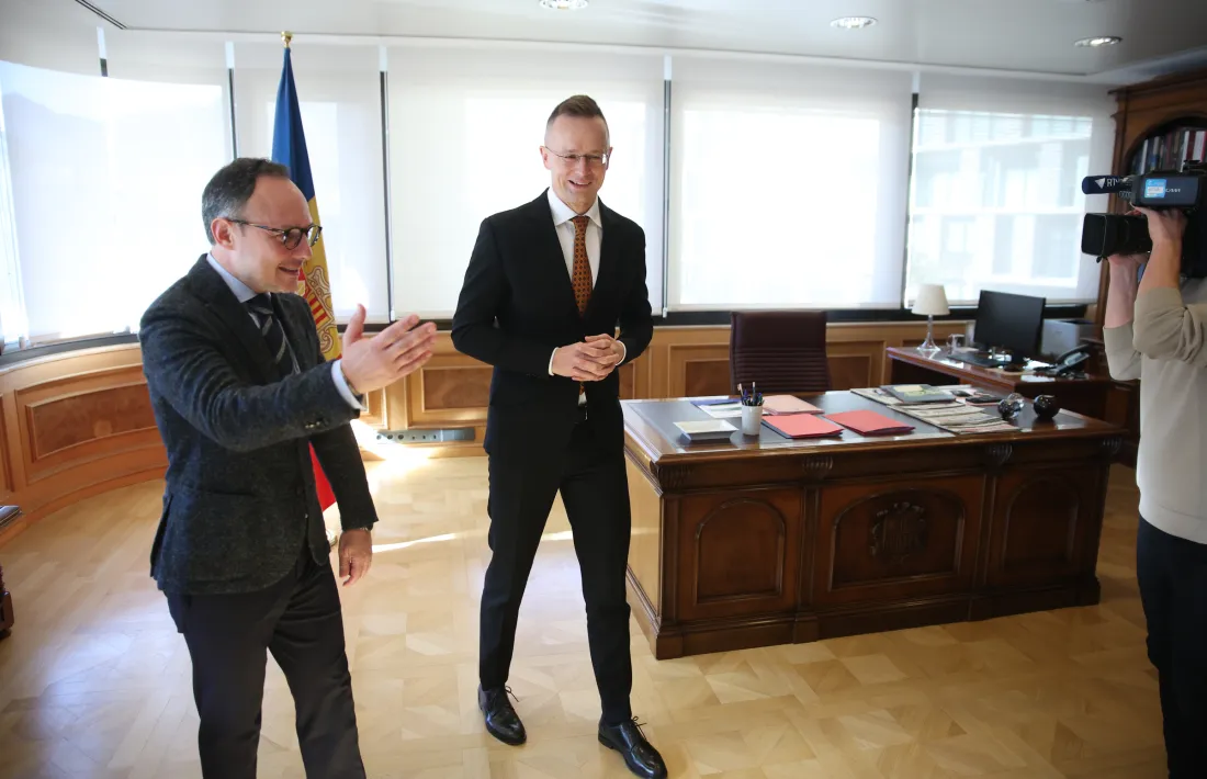 El cap de Govern, Xavier Espot, rep Péter Szijjártó, avui al despatx de l’edifici administratiu del Govern.