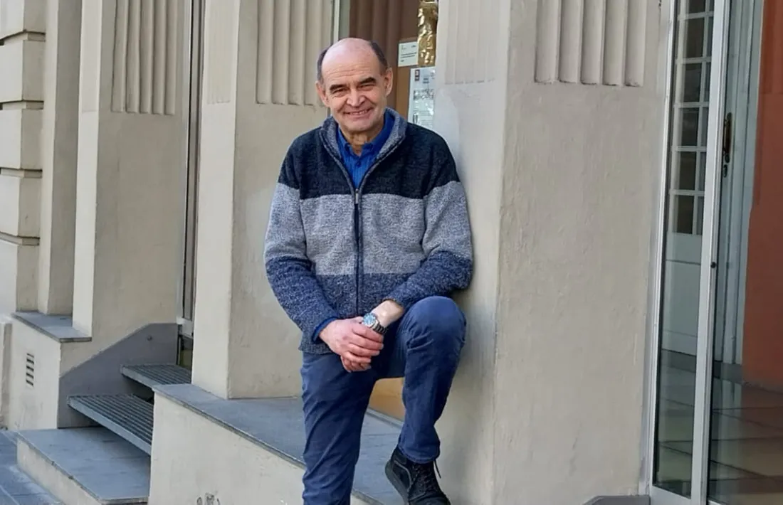 Domenjó, a l’entrada de l’edifici Alzina, que pràcticament va estrenar. 