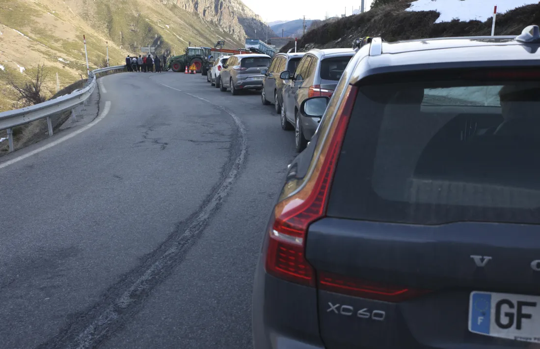 Els vehicles bloquejats per accedir al Pas de la Casa, a la zona de la Croisade, el mes passat.