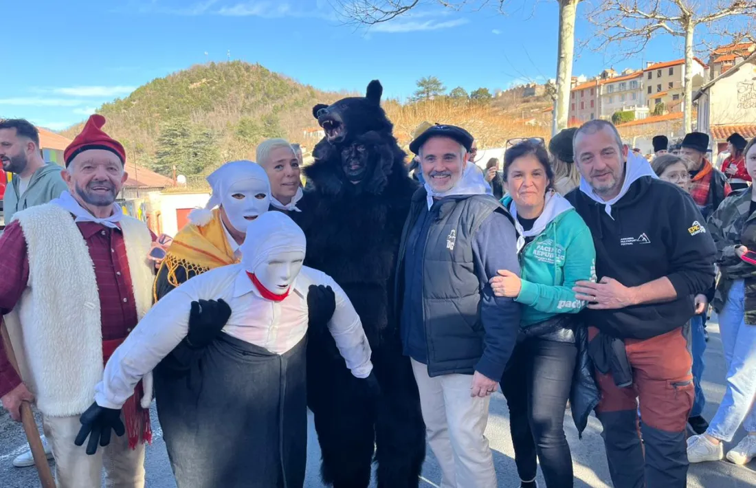 Els representants ordinencs amb l'Os després de vestir-lo.