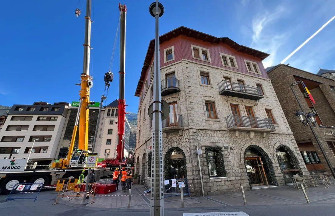 La instal·lació de la grua han començat avui.