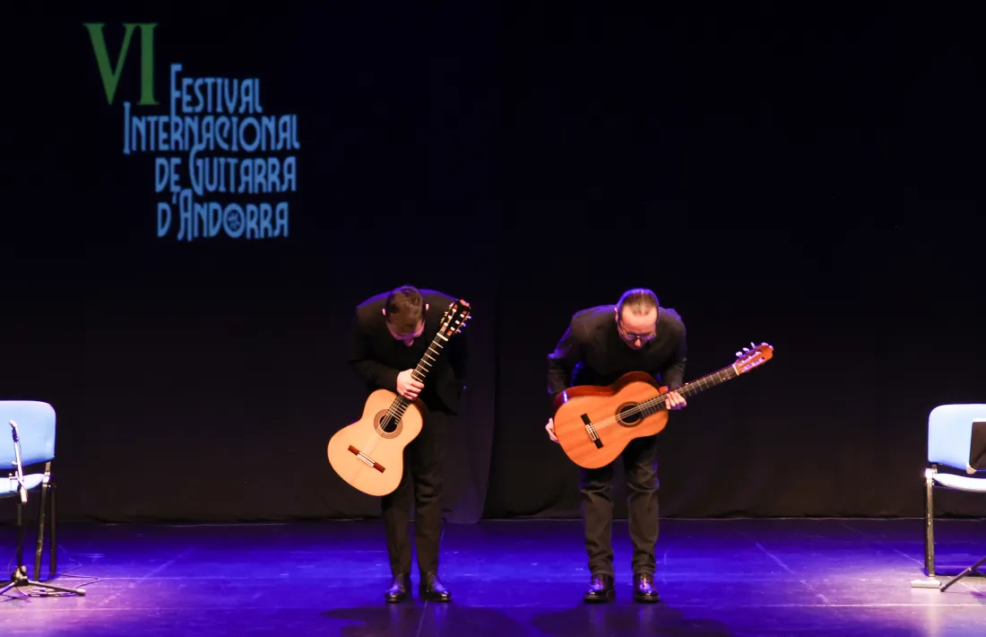 Els dos guitarrstes, a l'escenari del teatre Comunal.