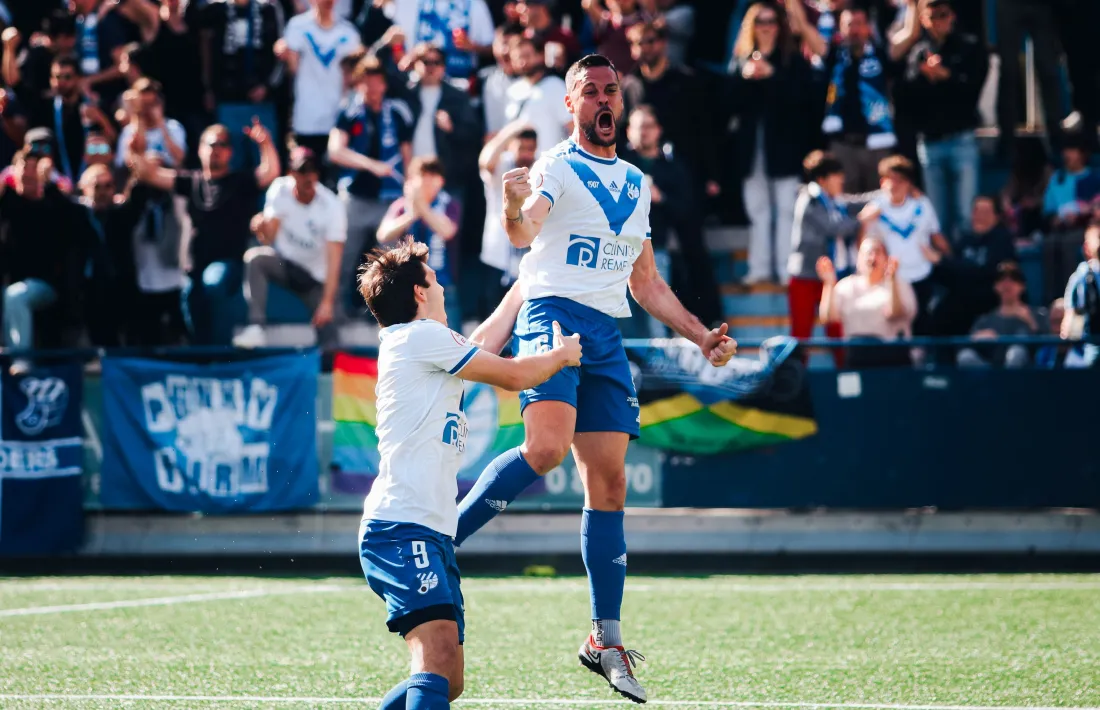 Marc Vales celebrant el 2 a 0.