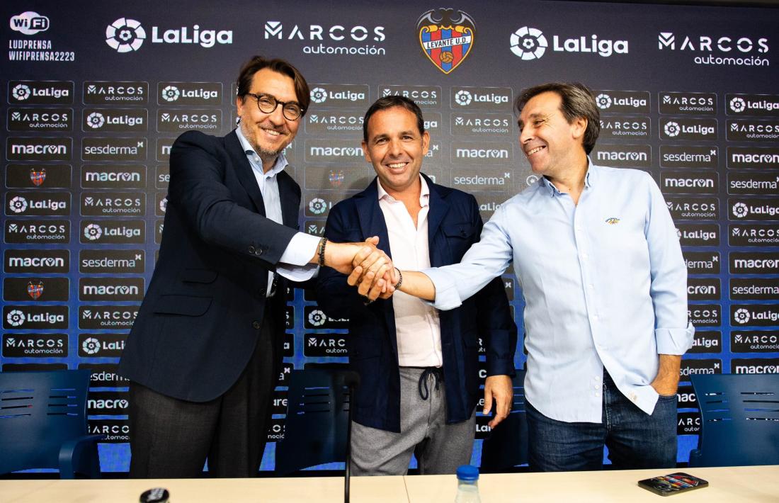 Javi Calleja, al centre de la imatge, va ser destituït ahir i no dirigirà al Llevant dissabte contra l’FC Andorra.