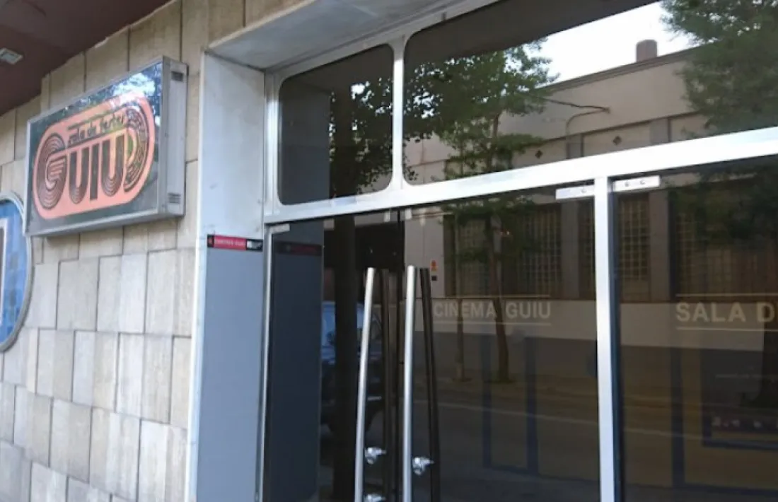 Exterior dels cinemes, teatre i sala de festes. 
