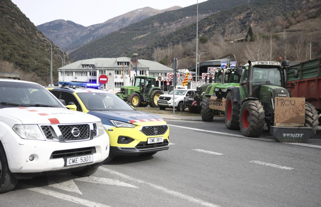 Els pagesos catalans van fer una marxa lenta de tractors entre la Seu d’Urgell i la frontera andorrana.