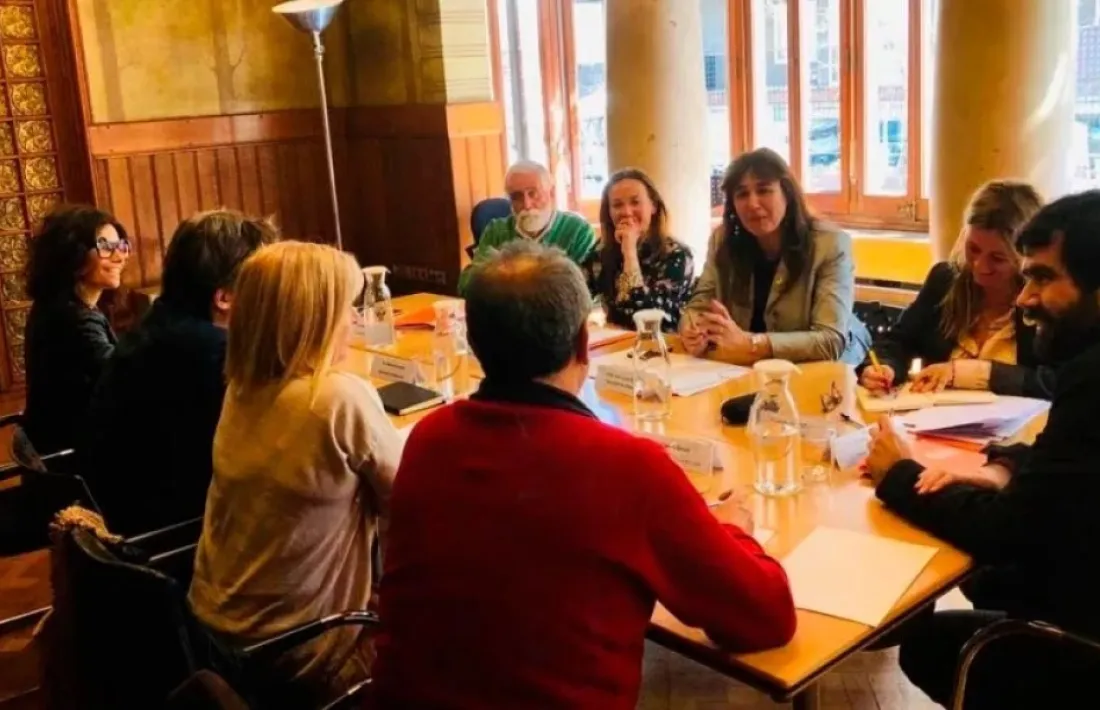 Allué, a l’esquerra de tot, en una reunió de la Fundació Ramon Llull.