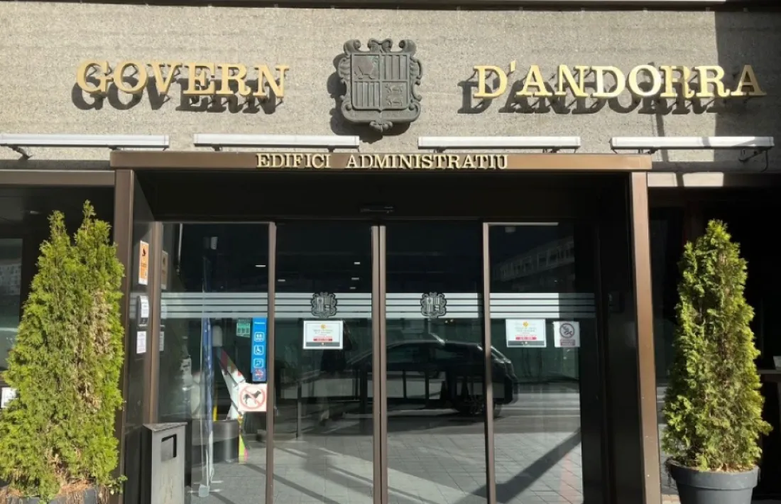 POrta de l'edifici administratiu del Govern.