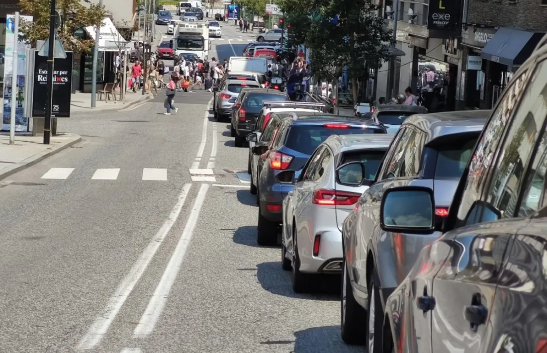 Una cua de vehicles i turistes al vial de la Unió.