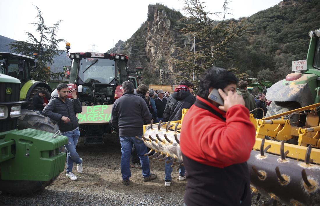 La protesta dels pagesos catalans va tallar la carretera entre la Seu i la frontera sud.