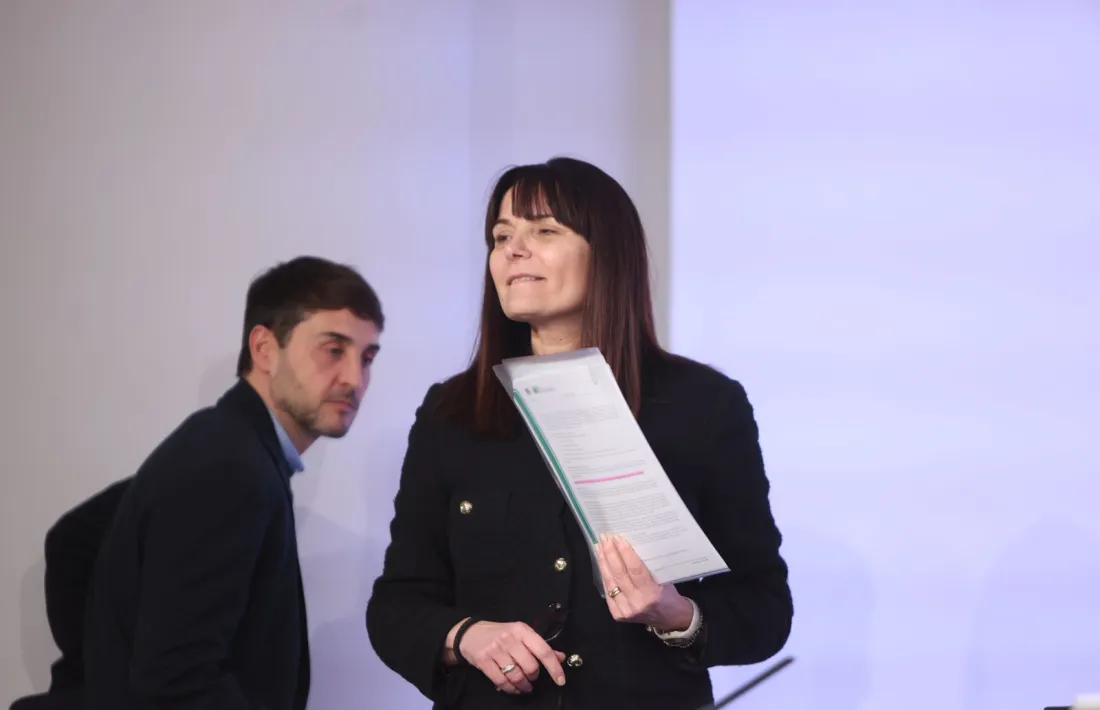 La ministra Bonell i el cap d’Acció Cultural en la presentació, dimarts, del reglament.