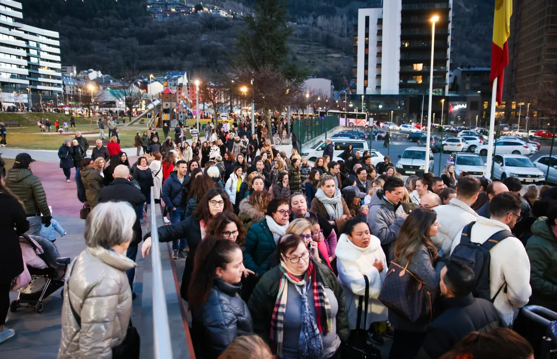 Més de dues hores de cua van fer els que volien assistir a la xerrada de Rojas.