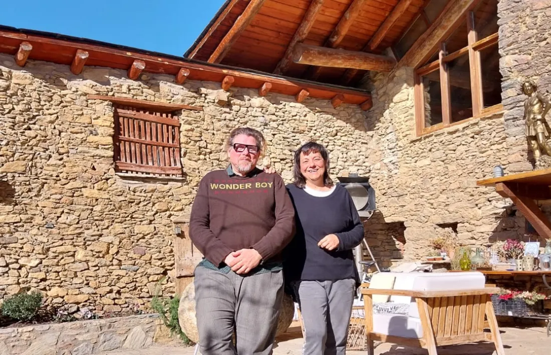 Gil i González, al pati de l’antiga casa de Lluís Racionero a Estamariu: hi ha fins i tot una antiga pedra de molí romana. 
