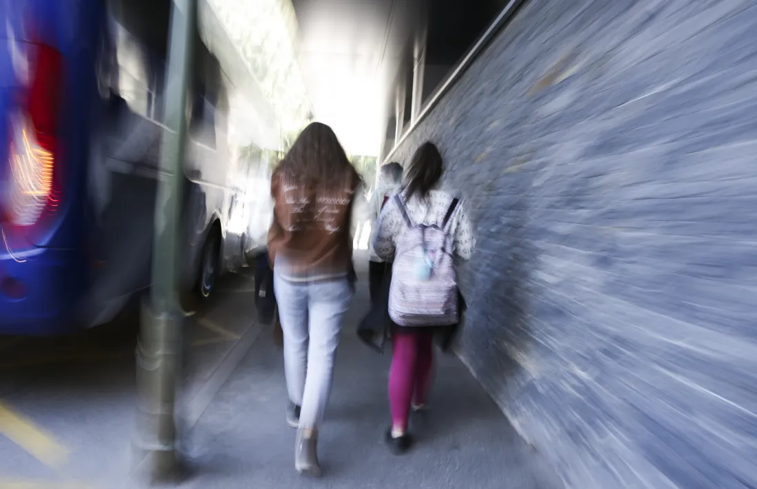 Joves arribant al centre educatiu.