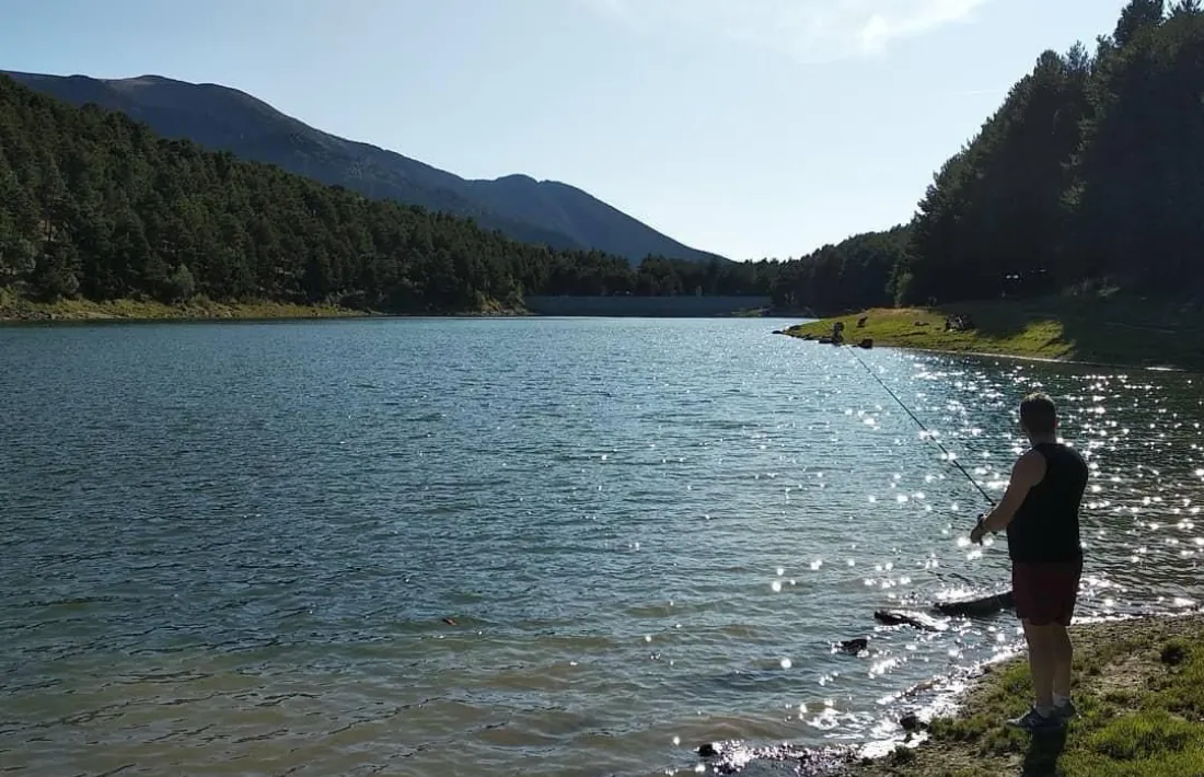 Un pescador al llac d'Engolasters.