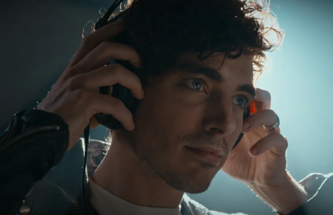 L’actor Guim Puig (‘Les de l’hòquei’, ‘Bajo otro cielo’) és una rèplica de Carles Sabater.