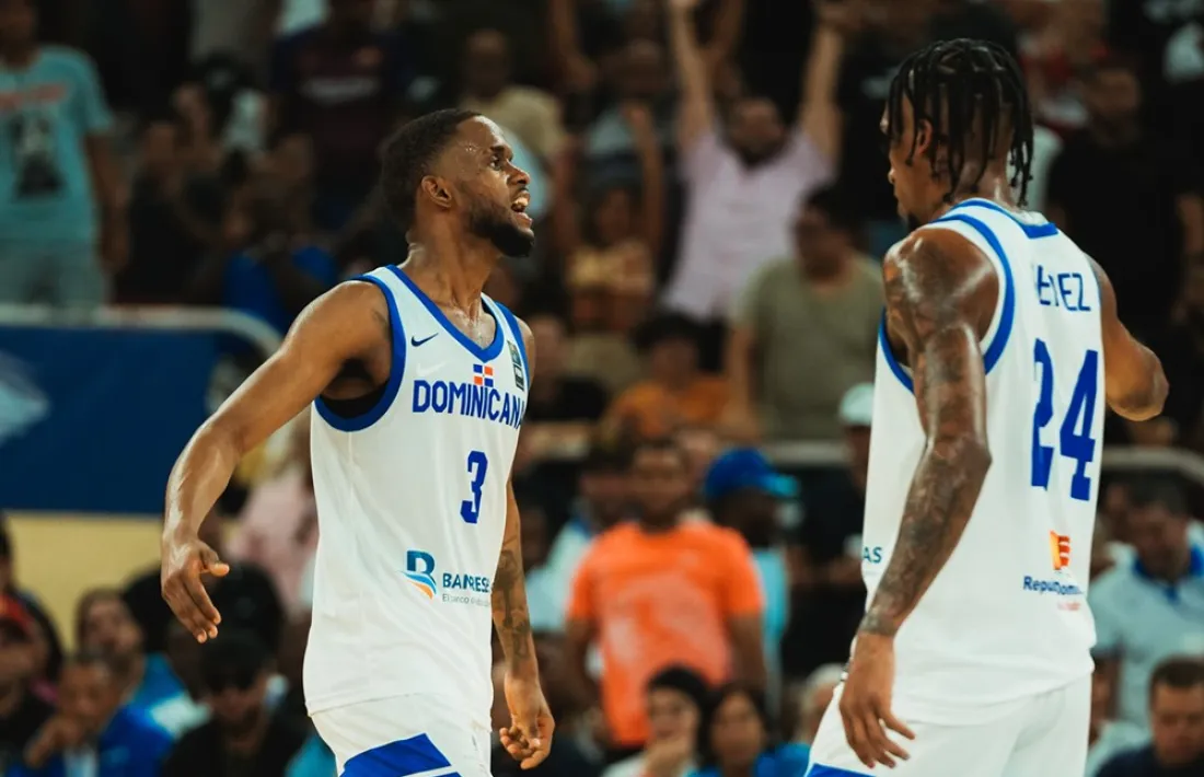 Jean Montero, amb la seva selecció, celebra una cistella contra Mèxic amb el seu company, Jassel Pérez.