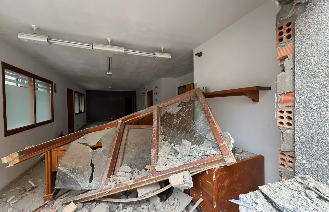 Estat de l'immoble on ha impactat el camió accidentat.