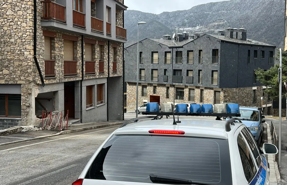 Vehicle de la policia al lloc dels fets.