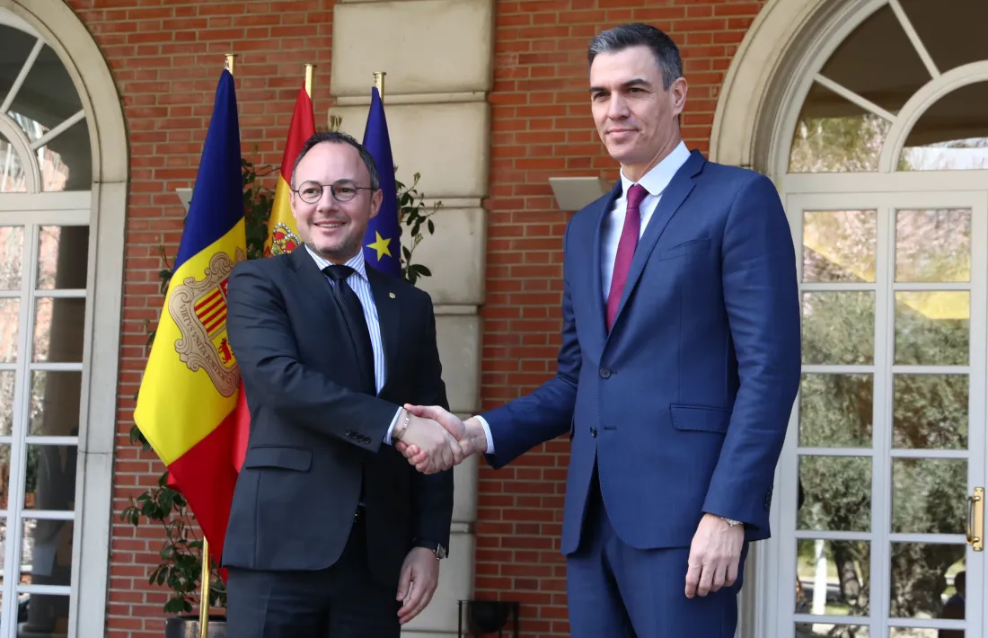 Salutació de Xavier Espot i Pedro Sánchez a la porta del Palau de la Moncloa, avui.