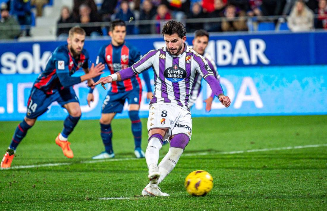 ‘Monchu’, migcampista del Reial Valladolid, va marcar el gol que va servir per sumar tres punts a Osca. Carlos Gil-Roig