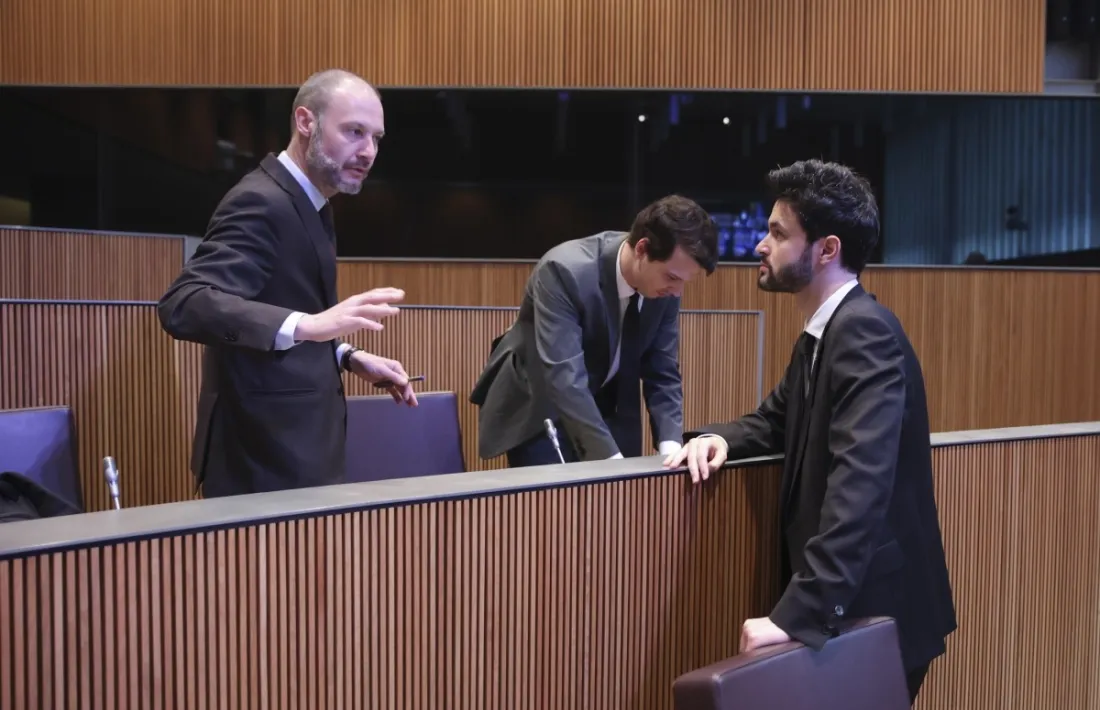 Casadevall, Bartolomé i Escalé abans d'iniciar una sessió del Consell General.