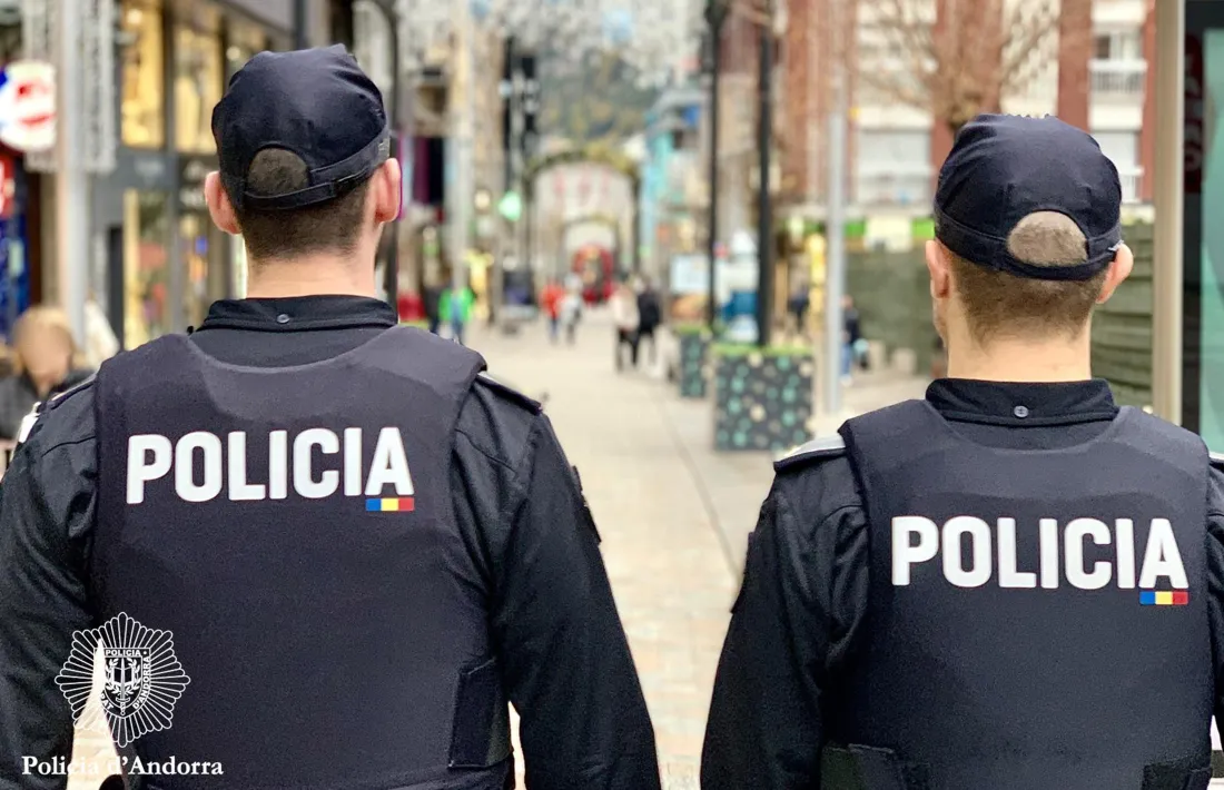 Dos agents de policia a l'avinguda Carlemany.