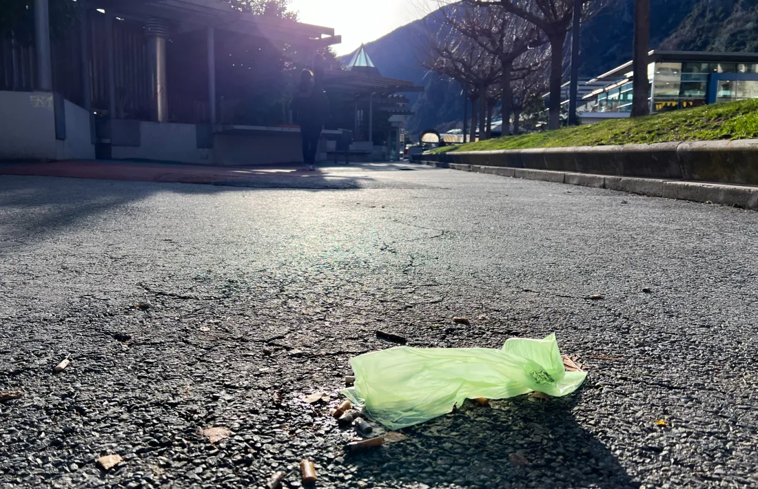 Restes de brutícia a terra, a la plaça del Poble de la capital.