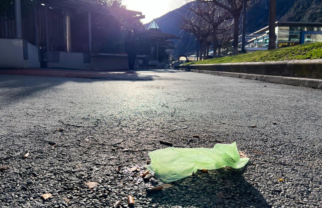 Restes de brutícia a terra, a la plaça del Poble de la capital.