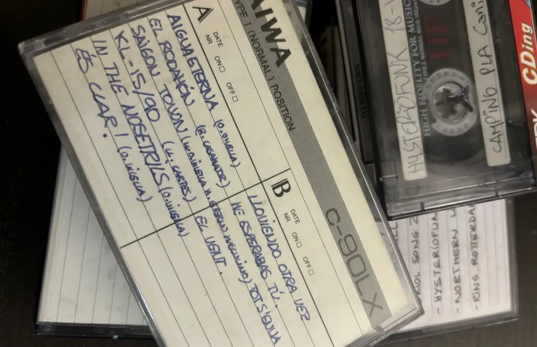 Cinta de casset amb gravacions de DRAC, a la cara A, i de V columna, a la B. Atenció als títols: ‘Lloviendo otra vez’, ‘Me esperabas tú’, ‘Tot se’n va amb el vent’ i anar fent.