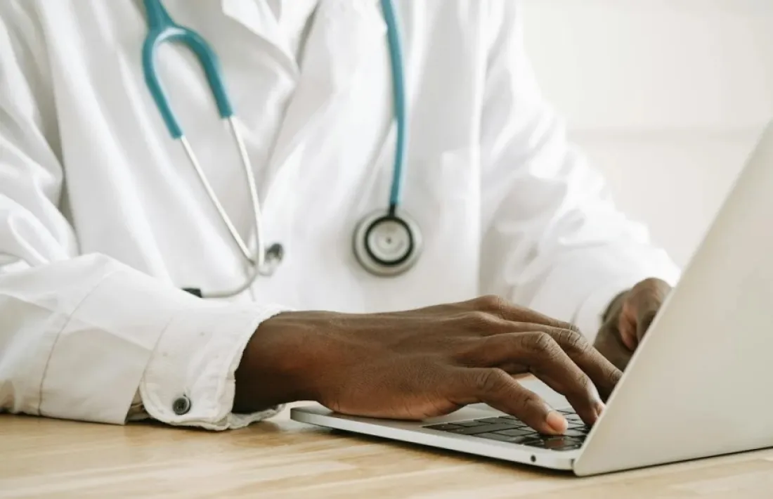 Un doctor.
