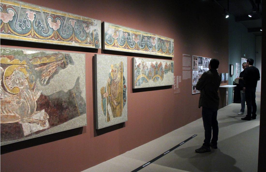 Fragments murals de Sant Esteve pertanyents a l'MNAC que es van exposar al 2014 a la sala de Govern.