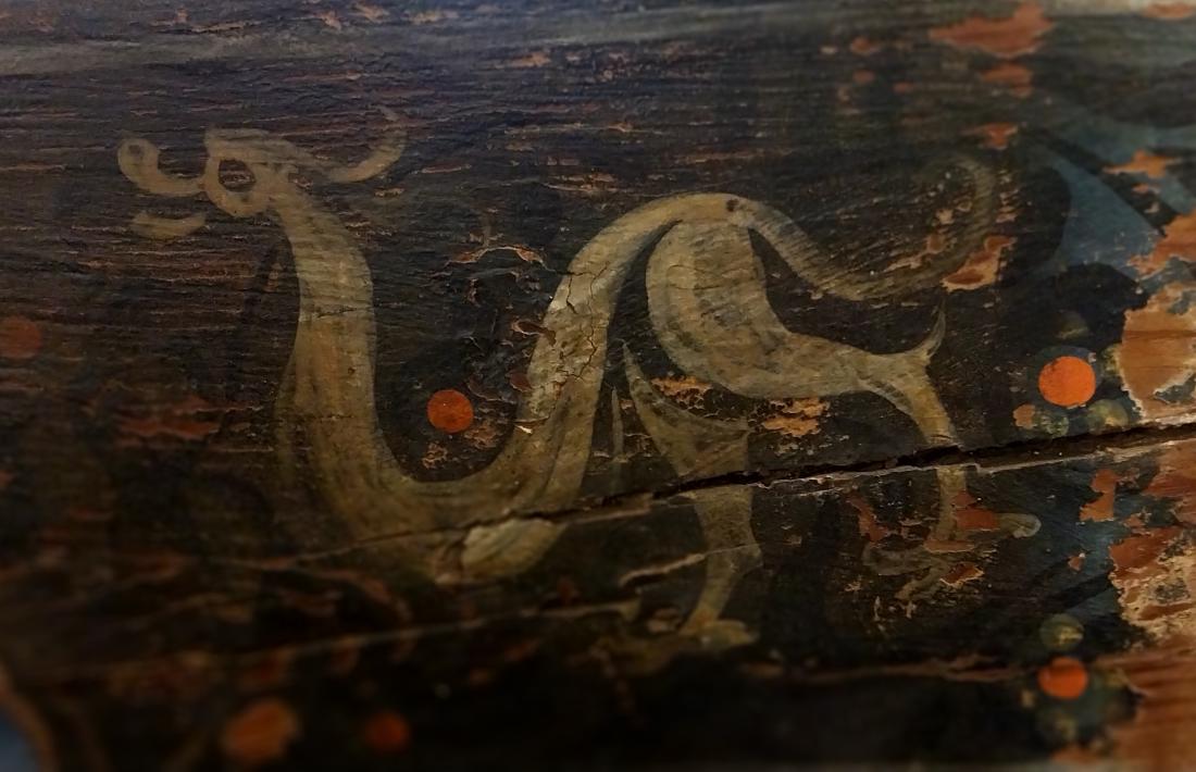 L'emblemàtic drac, pintat sobre un antic capitell. 