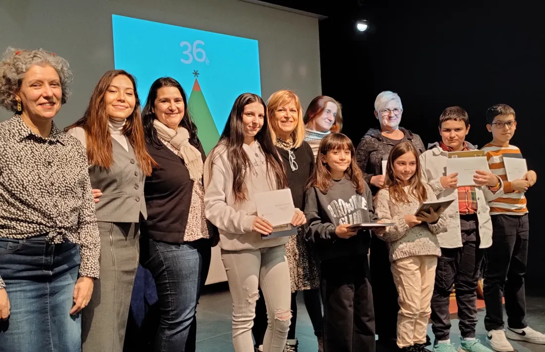 Foto de família dels guanyadors a l'entrega dels premis, aquesta tarda a la Llacuna,