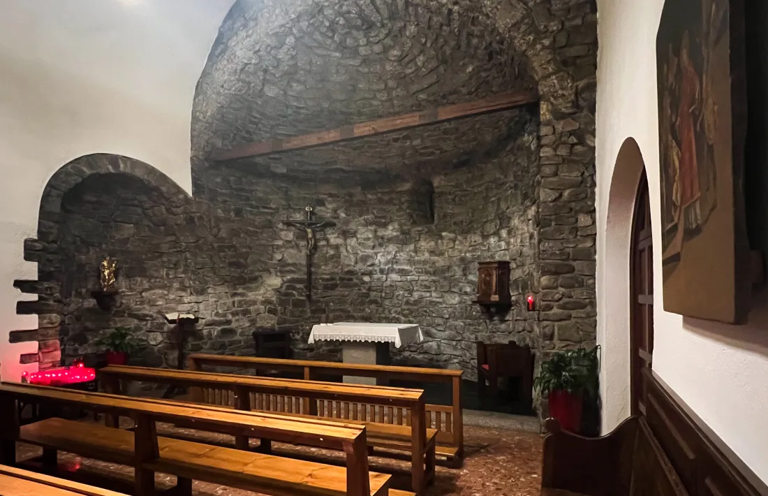 L’absis de Sant Esteve i l’absidiola, a l’esquerra.