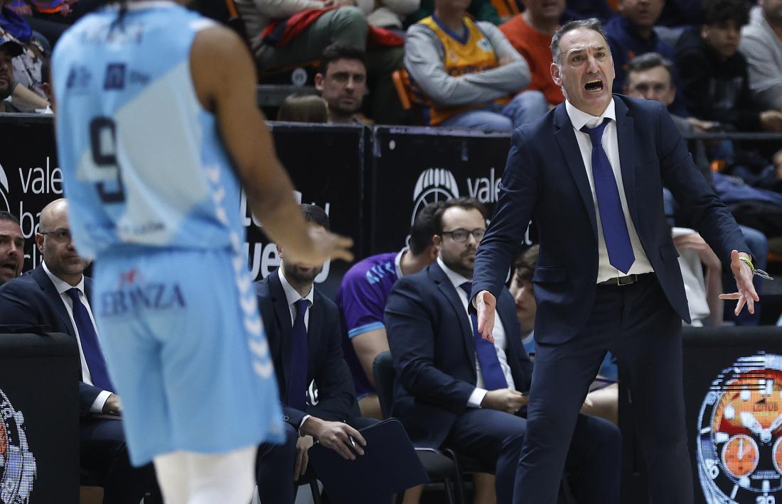 Luis Guil dirigeix a un Zunder Palència que segueix cuer.