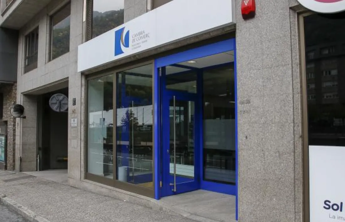 La Cambra de Comerç, Indústria i Serveis.